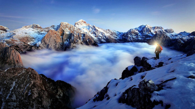 Обои картинки фото природа, горы, снег, альпинист, туман, вершины