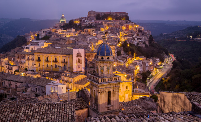 Обои картинки фото ragusa ibla, города, - панорамы, огни, городок, холм