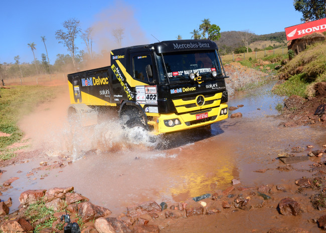 Обои картинки фото спорт, авторалли, трасса, гонки, скорость, mercedes-benz, atego, 1725, rally, truck, 2014г