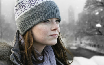 Картинка девушки emma+stone веснушки куртка шарф шапка рыжая лицо эмма стоун