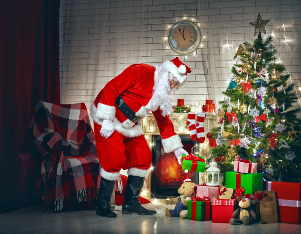 Обои картинки фото праздничные, дед мороз,  санта клаус, елка, подарки, санта, камин, часы, кресло