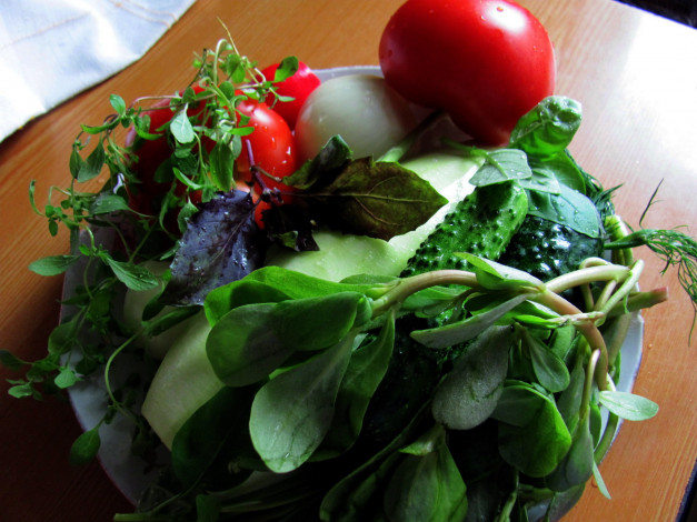Обои картинки фото еда, овощи, зелень, огурцы, помидоры, базилик