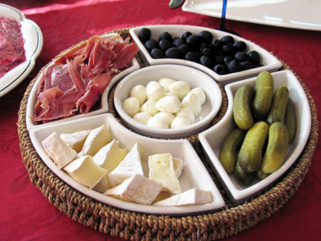 Обои картинки фото еда, разное, огурцы, сыр, маслины, ветчина