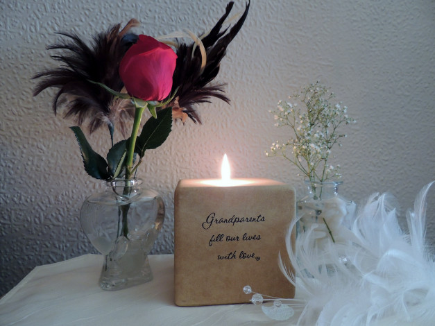 Обои картинки фото разное, свечи, роза, свеча, надпись, перья