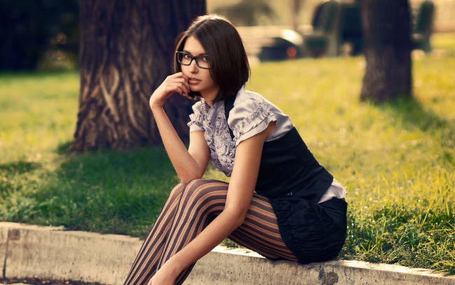 Обои картинки фото девушки, -unsort , брюнетки,  шатенки, очки, газон, дерево