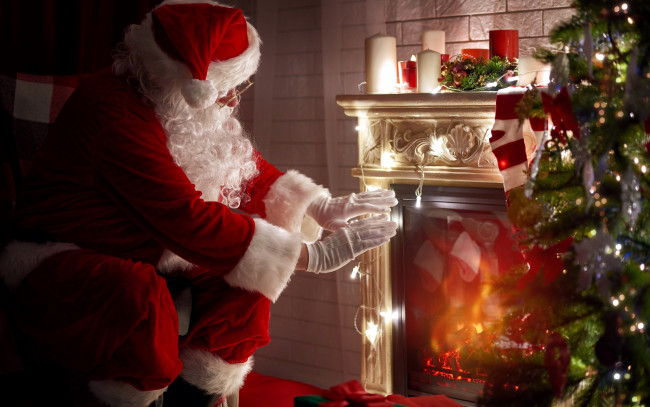 Обои картинки фото праздничные, дед мороз,  санта клаус, елка, санта, камин, свечи