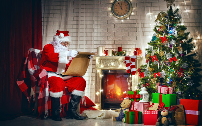 Обои картинки фото праздничные, дед мороз,  санта клаус, елка, подарки, санта, камин