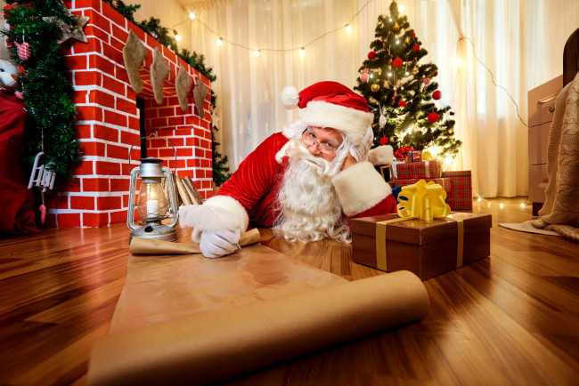 Обои картинки фото праздничные, дед мороз,  санта клаус, фонарь, санта, елка, коробки, подарки