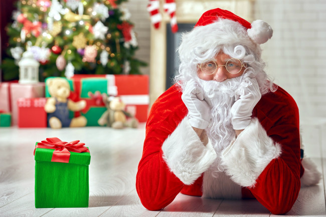 Обои картинки фото праздничные, дед мороз,  санта клаус, подарок, бант, санта
