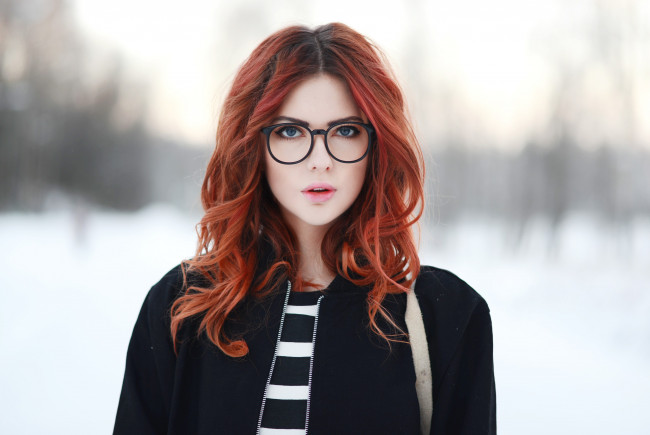 Обои картинки фото девушки, ebba zingmark, рыжая, очки, зима, снег, кофта