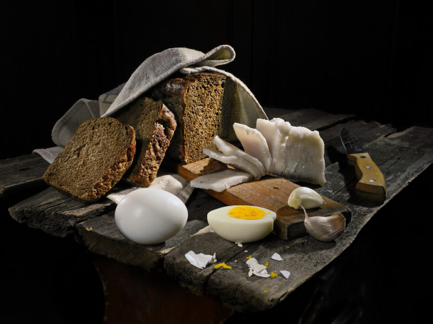 Обои картинки фото еда, разное, чеснок, хлеб, яйца, сало