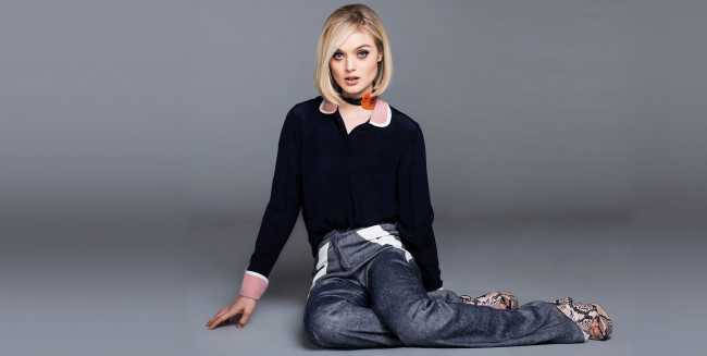 Обои картинки фото девушки, bella heathcote, блузка, блондинка, bella, heathcote, джинсы