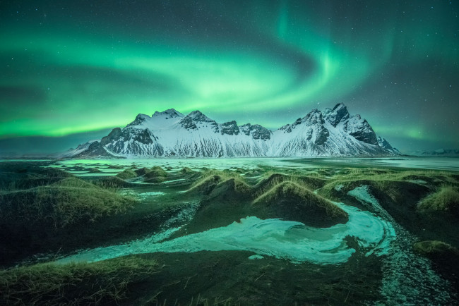 Обои картинки фото природа, северное сияние, гора, сияние, исландия
