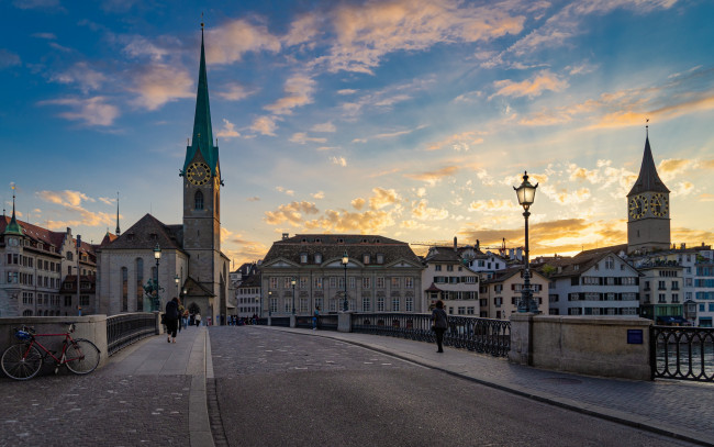 Обои картинки фото zurich, switzerland, города, цюрих , швейцария, закат, вечер, церковь, цюрих, фраумюнстер, мост, часовня