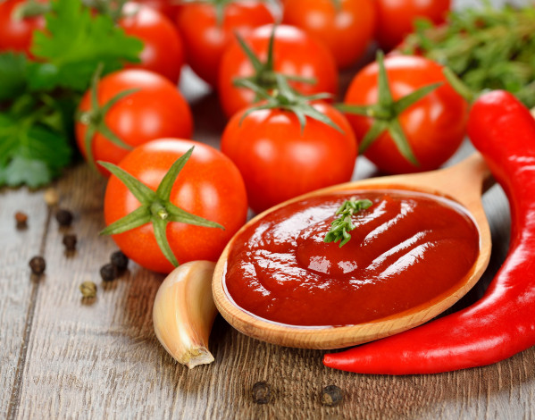 Обои картинки фото еда, помидоры, чеснок, перец, соус, томатный