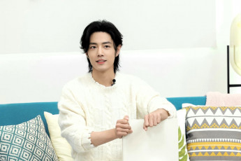 обоя мужчины, xiao zhan, актер, свитер, подушки, диван