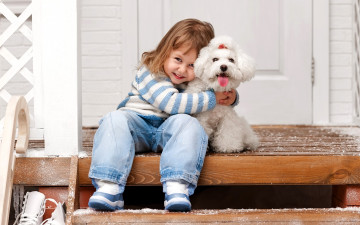 Картинка разное дети девочка свитер джинсы собака порог снег