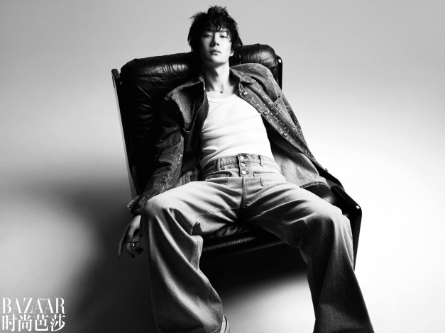Обои картинки фото мужчины, wang yi bo, актер, куртка, джинсы, кресло