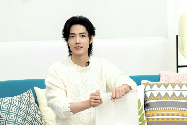Обои картинки фото мужчины, xiao zhan, актер, свитер, подушки, диван
