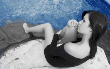 Картинка девушки -unsort+ Черно-белые+обои девушка сидит камень вода шатенка