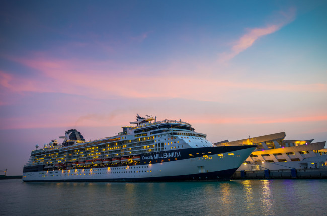 Обои картинки фото marina bay cruise centre,  singapore, корабли, лайнеры, судно, круизное, океанское