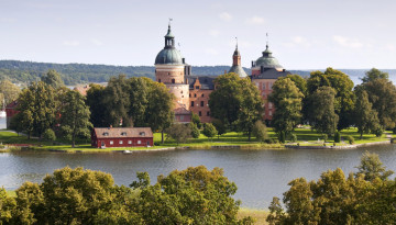 обоя замок gripsholms швеция, города, замки швеции, река, пейзаж, деревья, gripsholms, замок