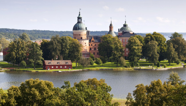 Обои картинки фото замок gripsholms швеция, города, замки швеции, река, пейзаж, деревья, gripsholms, замок