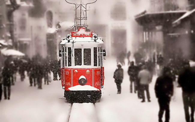 Обои картинки фото техника, трамваи, люди, город, трамвай, зима