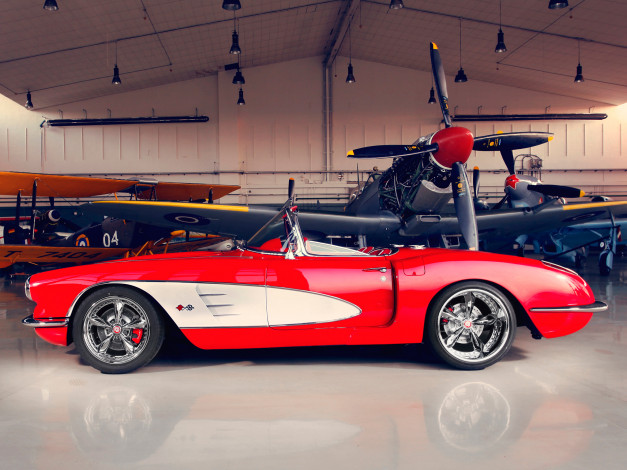 Обои картинки фото pogea racing corvette c1 2012, автомобили, corvette, pogea, racing, c1, 2012, красный, ангар, самолёт