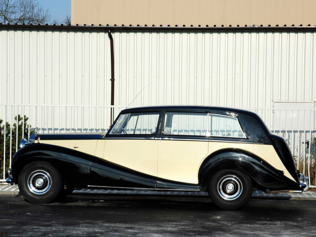 Обои картинки фото rolls-royce silver wraith touring limousine 1946, автомобили, rolls-royce, 1946, limousine, touring, wraith, silver