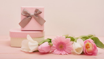 Картинка праздничные подарки+и+коробочки бант лента подарки тюльпаны гербера