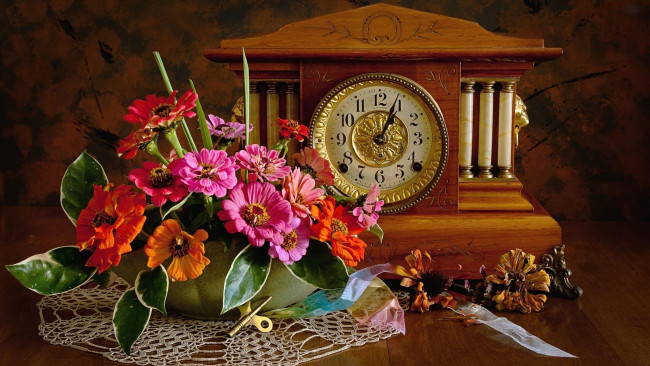 Обои картинки фото цветы, цинния, часы, букет