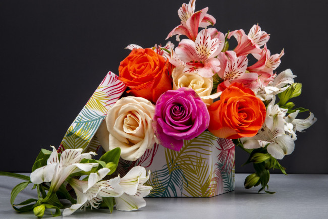Обои картинки фото цветы, букеты,  композиции, коробка, букет, розы, альстромерия