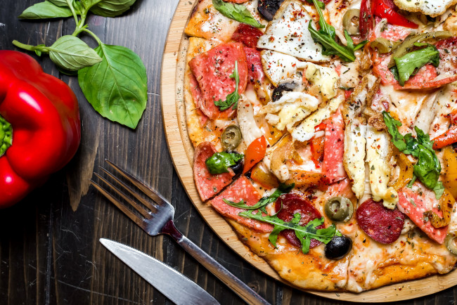 Обои картинки фото еда, пицца, перец, базилик