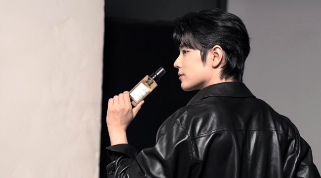Обои картинки фото мужчины, xiao zhan, актер, куртка, флакон