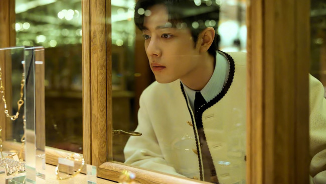 Обои картинки фото мужчины, xiao zhan, актер, пиджак, витрина, украшения