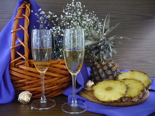 Обои картинки фото inna, korobova, сирень, ананас, шампанское, еда, натюрморт