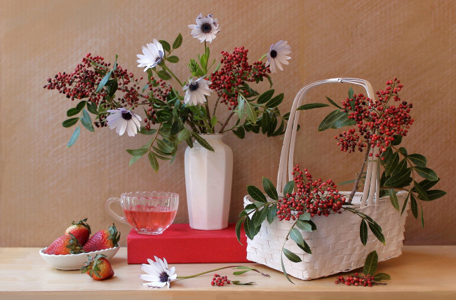 Обои картинки фото цветы, букеты, композиции, клубника, корзина, диморфотеки, ягоды