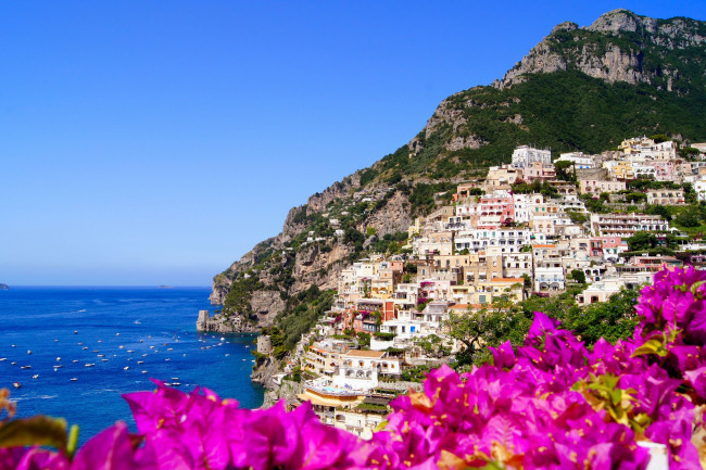 Обои картинки фото amalfi, italy, города, амальфийское, лигурийское, побережье, италия, залив, амальфи, цветы, здания, скалы