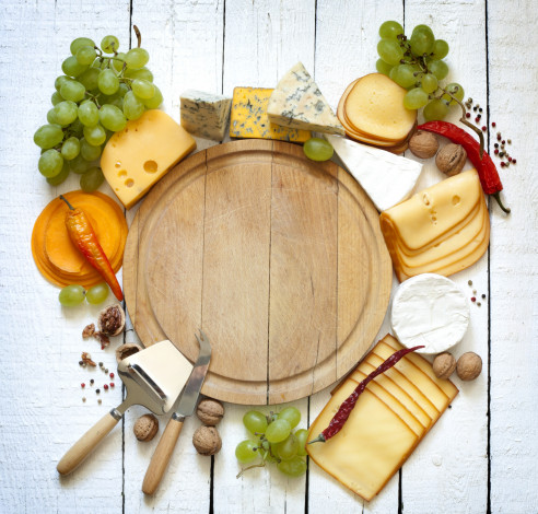 Обои картинки фото еда, сырные изделия, орехи, перец, виноград, ассорти, сырная, нарезка, доска