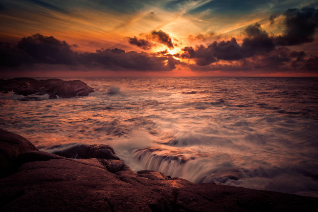 Обои картинки фото природа, восходы, закаты, океан, скалы, прибой, горизонт, тучи