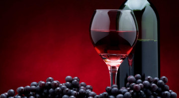 обоя еда, напитки,  вино, красное, бокал, бутылка, виноград, вино