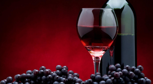 Обои картинки фото еда, напитки,  вино, красное, бокал, бутылка, виноград, вино