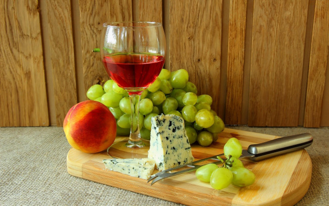 Обои картинки фото еда, напитки,  вино, сыр, бокал, виноград, вино