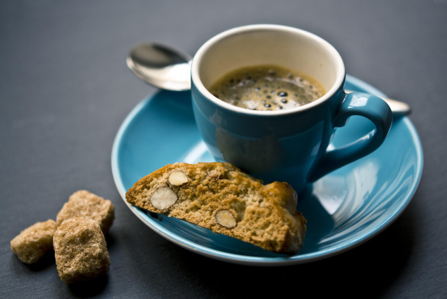Обои картинки фото еда, кофе,  кофейные зёрна, печенье, сахар, чашка