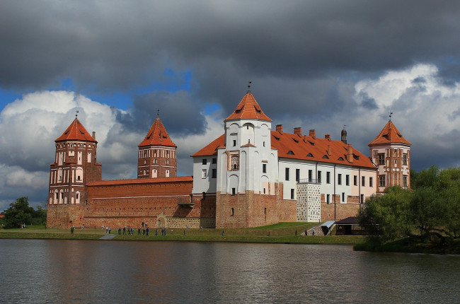 Обои картинки фото мирский замок, города, - дворцы,  замки,  крепости, дворец, пруд, белоруссия, замок, мирский
