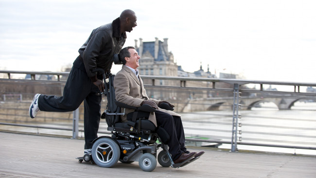 Обои картинки фото кино фильмы, 1 1 intouchables, инвалид, коляска, радость, сиделка