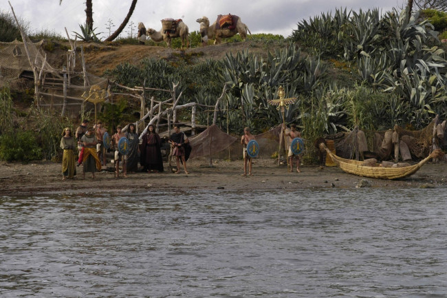Обои картинки фото кино фильмы, rome, люди, лодка, река, берег, верблюды