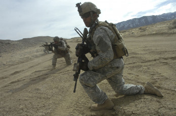 Картинка оружие армия спецназ морпехи пустыня м-16