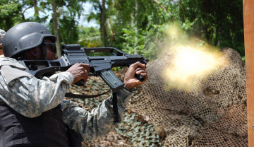 Картинка оружие армия спецназ стрельба шлем автомат